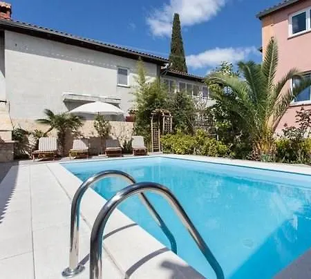 Apartment Pula 7 *